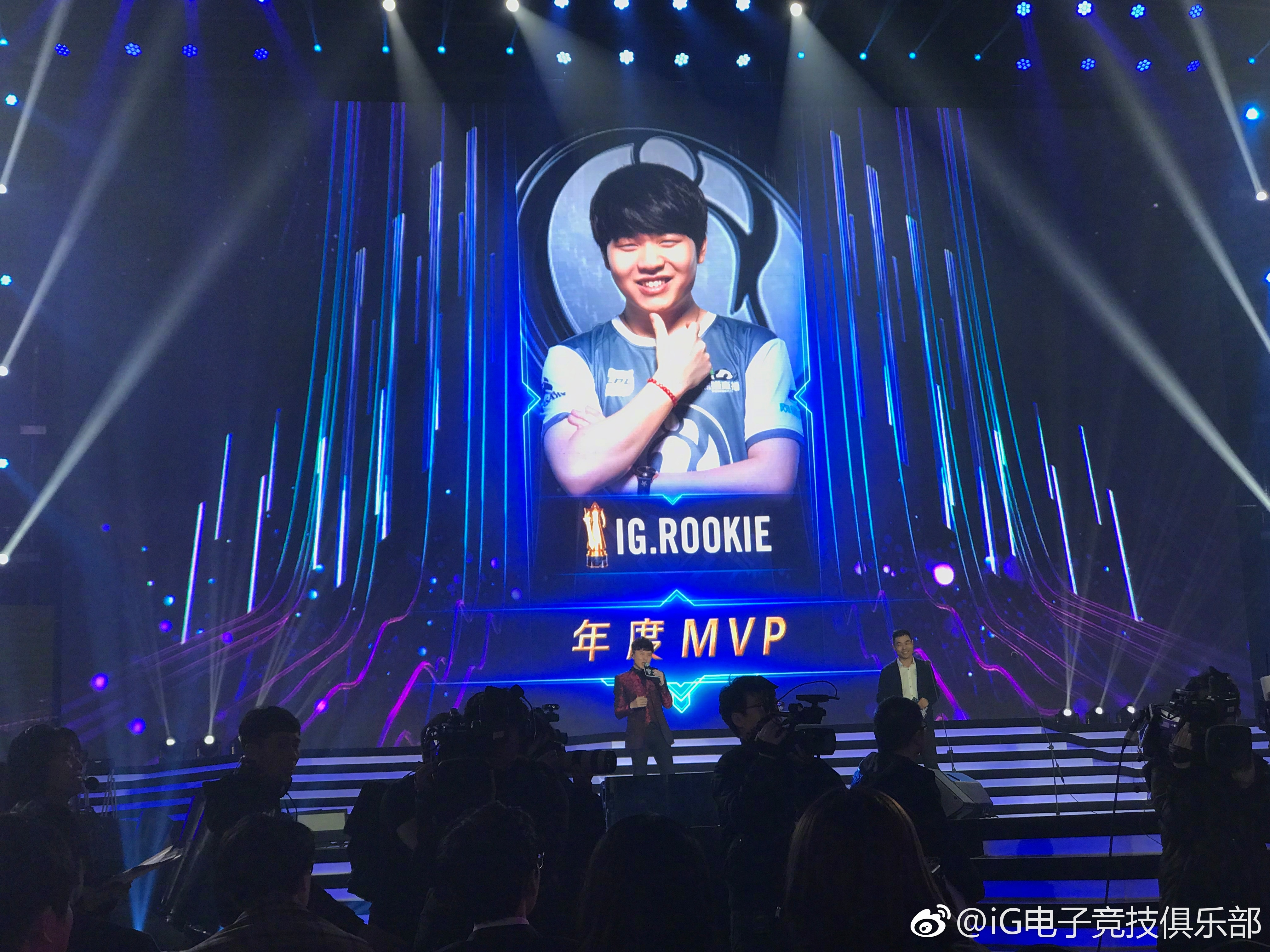 lol体验服下-Rookie爆冷击败IG巴塞罗那围绕西甲状态回暖，现场解说直呼：上海申花今晚门线救险的简单介绍